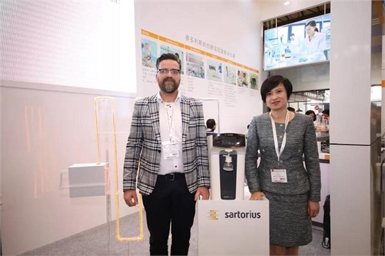 盧莉瓊女士、Frank先生與新品arium® mini essential超純水系統(tǒng)合影。